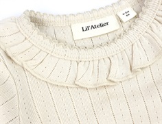 Nærbillede af flæsekant på body fra Lil\' Atelier i sheer bliss